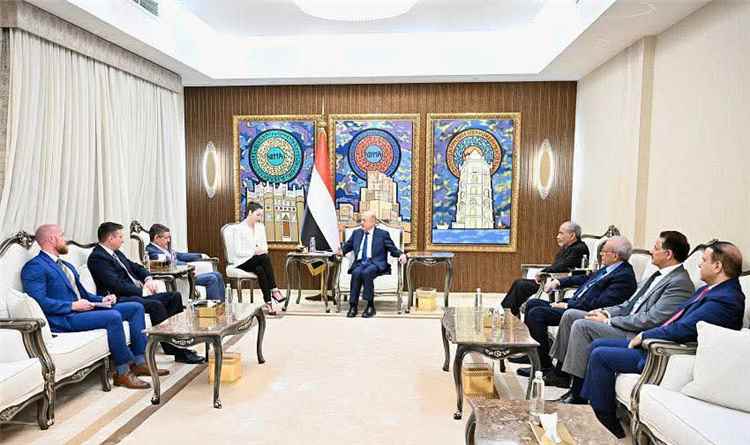 رئيس مجلس القيادة: الرهان على اعتدال سلوك النظام الإيراني ومليشياته سيقود إلى مزيد من التصعيد والفوضى في المنطقة