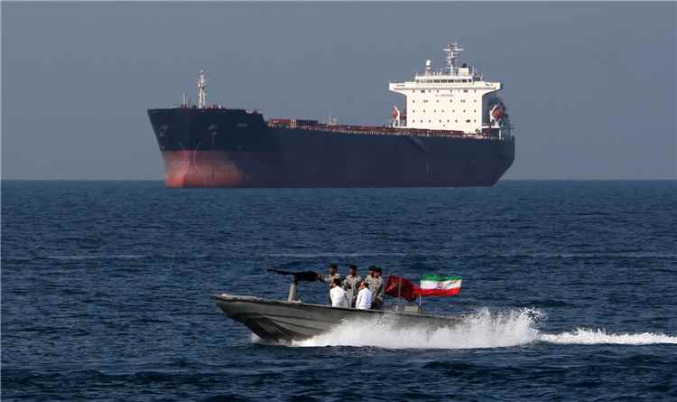 باريس ترهن رفع العقوبات عن طهران بإنهاء إغلاق مضيق هرمز