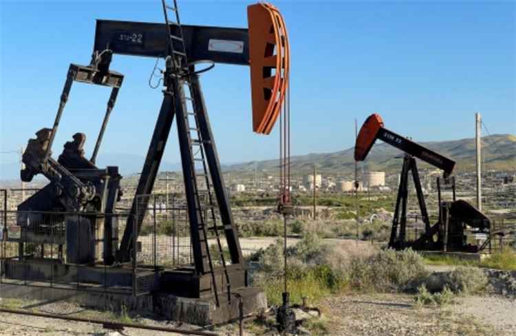النفط يرتفع وبرنت يسجل دولاراً للبرميل