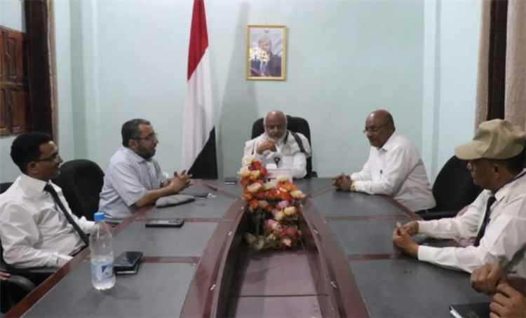 محافظ الحديدة يناقش تعزيز خدمات العيادات الطبية الطارئة الممولة من مركز الملك سلمان للاغاثة