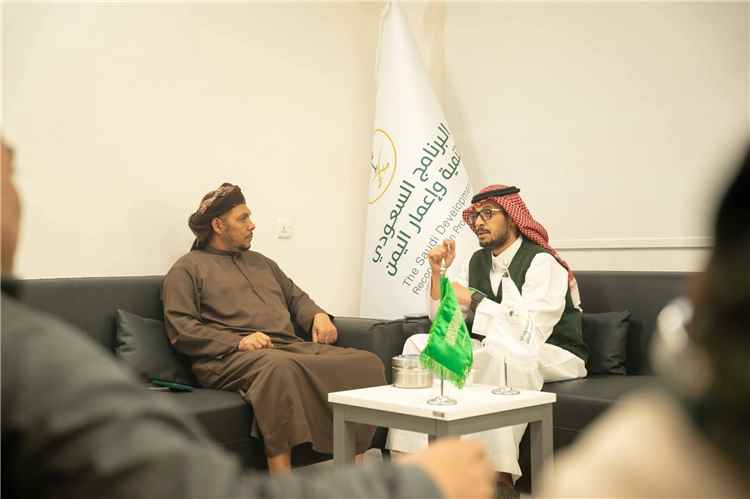محافظ أرخبيل سقطرى يناقش مع البرنامج السعودي جهود دعم النظافة والتعليم