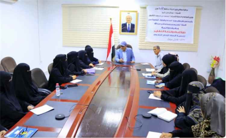 تنظيم دورة تدريبية لتأهيل كوادر نسائية بمكتب الصناعة في عدن حول "كتاية التقارير الإدارية"