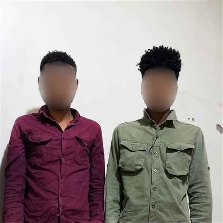 شرطة المهرة تضبط مهاجرين غير شرعيين بحوزتهم أكثر من 1050 حبة مخدرة