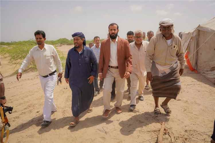 محافظ أبين يتفقد سير الأعمال في تصفية عقمة الجرائب لتعزيز الاستفادة من مياه السيول