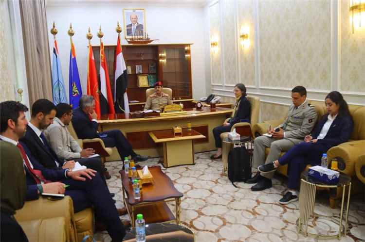 وزير الدفاع يلتقي رئيس بعثة الاتحاد الاوروبي وسفيرة فرنسا لدى اليمن
