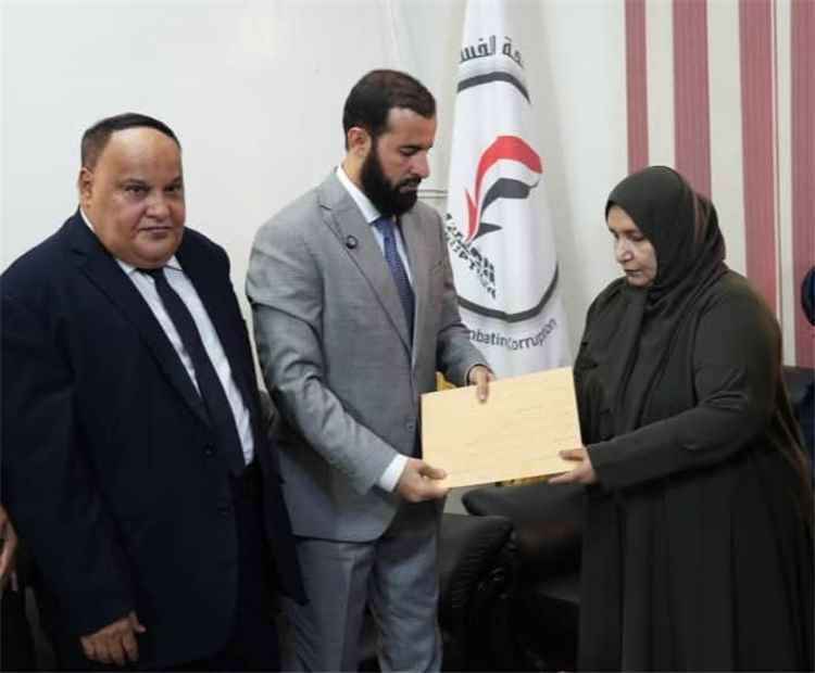 محافظ أبين يسلّم إقرار ذمته المالية ويؤكد الالتزام بالشفافية ومكافحة الفساد