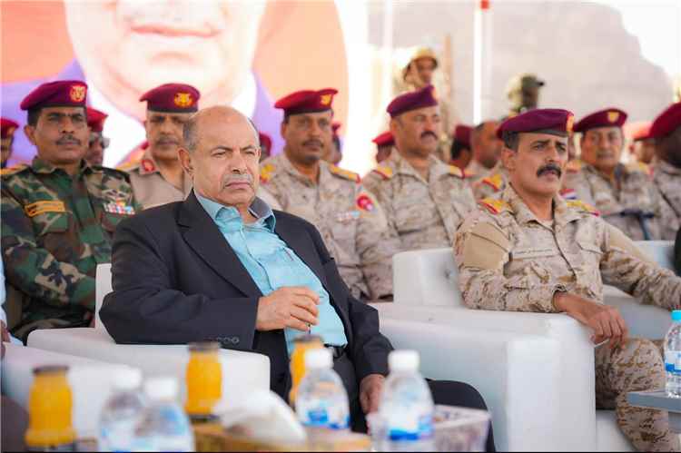 الخنبشي يشهد استعراضا عسكريا وأمنيا لقوات المنطقة الأولى ودرع الوطن والأجهزة الأمنية