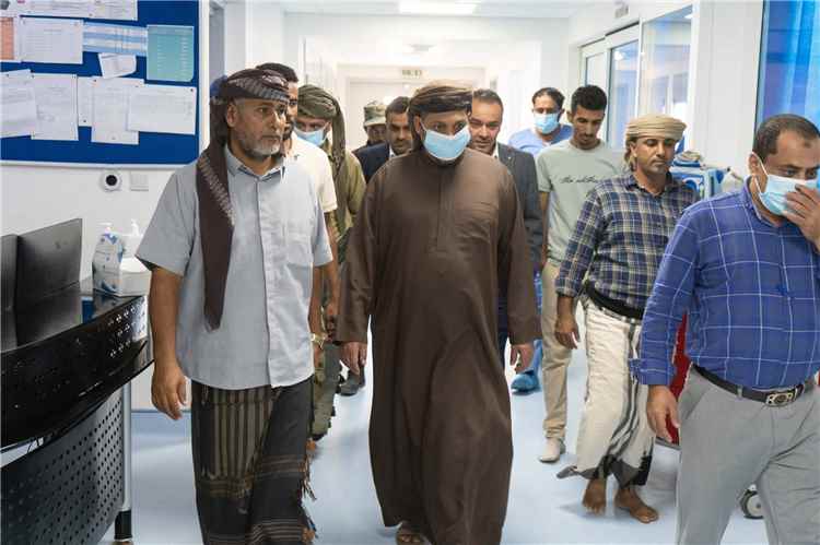 محافظ سقطرى يزور مستشفى خليفة ويطلع على مستوى الخدمات الطبية المقدمة للمرضى