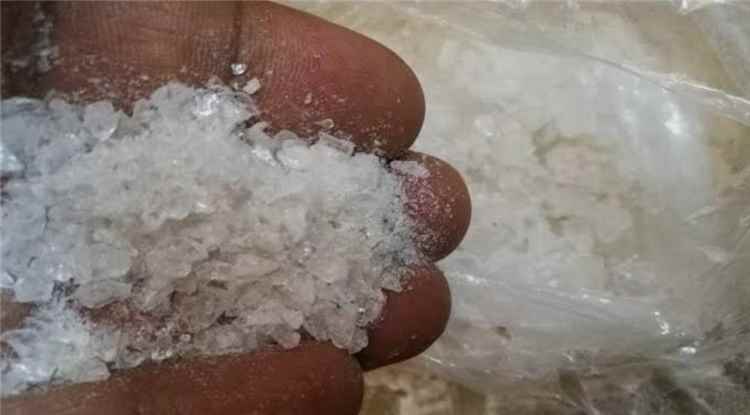 القبض على شخص متخصص في ترويج مادة الشبو المخدر في مديرية حوره وادي العين