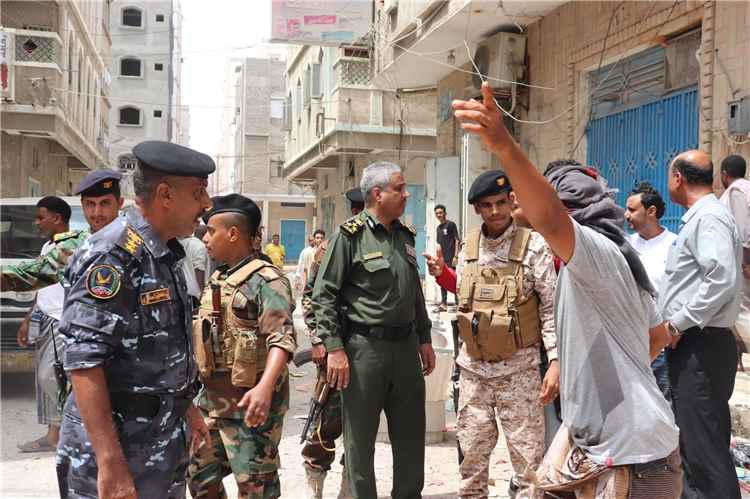 العميد الجابري يقودحملة أمنية مفاجئة لإزالة أسواق القات من الأحياء السكنية بالمكلا.