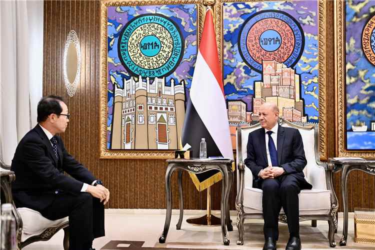 رئيس مجلس القيادة يثمن الدعم الياباني لجهود التعافي الشامل في البلاد