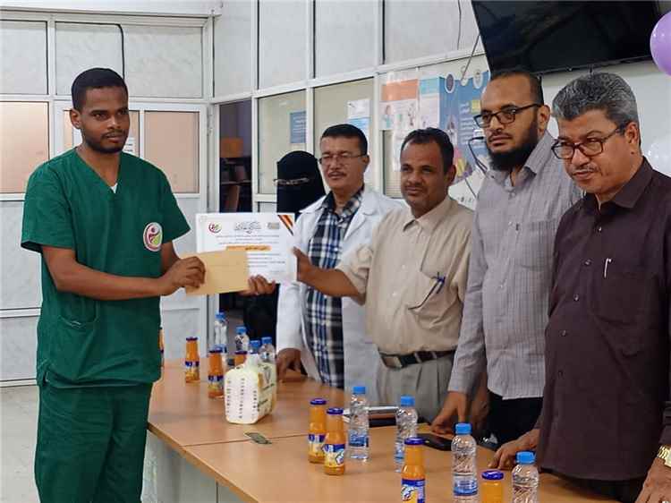هيئة مستشفى ابن سيناء العام بالمكلا تكرم كادرها التمريضي