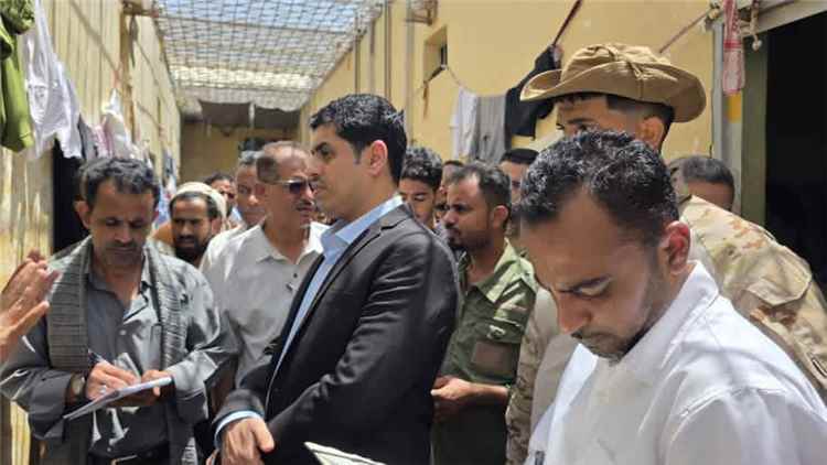 وزير حقوق الإنسان يتفقد النزلاء في سجن بئر أحمد بعدن