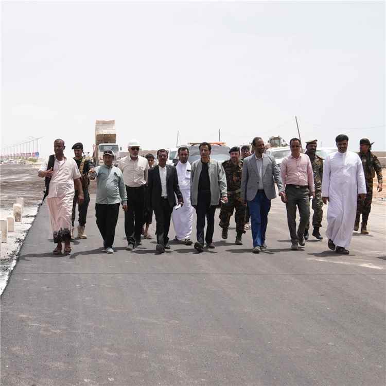 محافظ المهرة يتفقد مستوى الإنجاز في مشروع توسعة واستكمال تشطيبات المدخل الجنوبي لمدينة الغيضة