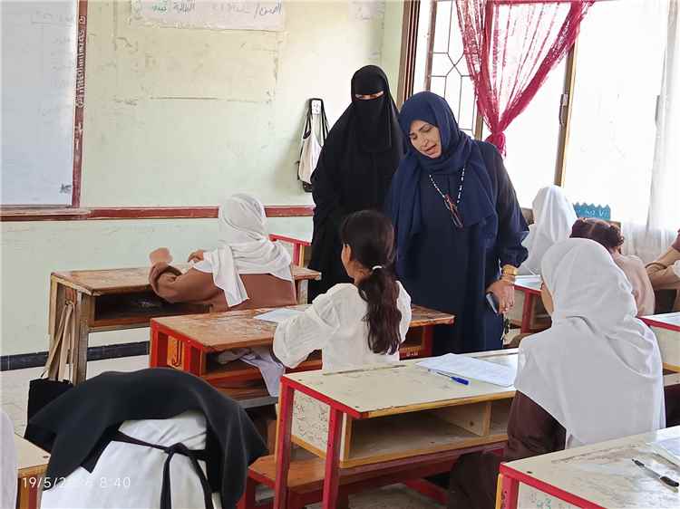 مديرة تربية الشيخ عثمان تتفقد سير اختبارات الفصل الثاني بمدرسة العبادي