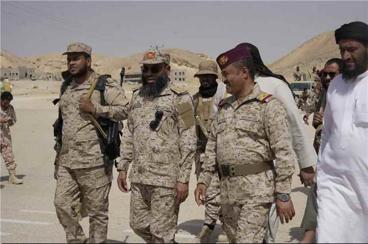 قائد المنطقة العسكرية الأولى يتفقد جاهزية اللواء الرابع في مديريتي ثمود ورماه بحضرموت
