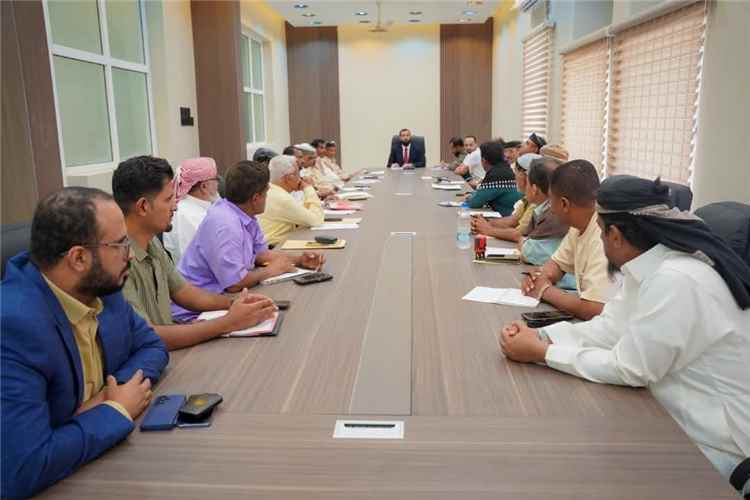 محافظ أبين يترأس اجتماعاً موسعاً لمديري عموم المديريات والمرافق الخدمية لتعزيز العمل المؤسسي