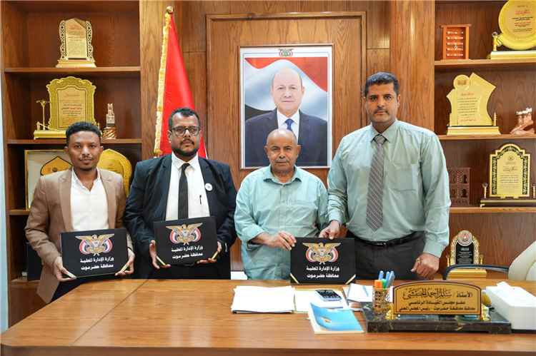 عضو مجلس القيادة الخنبشي يرعى توقيع اتفاقية حفر بئرين ارتوازيين بالمكلا لخدمة أكثر من 290 ألف مستفيد