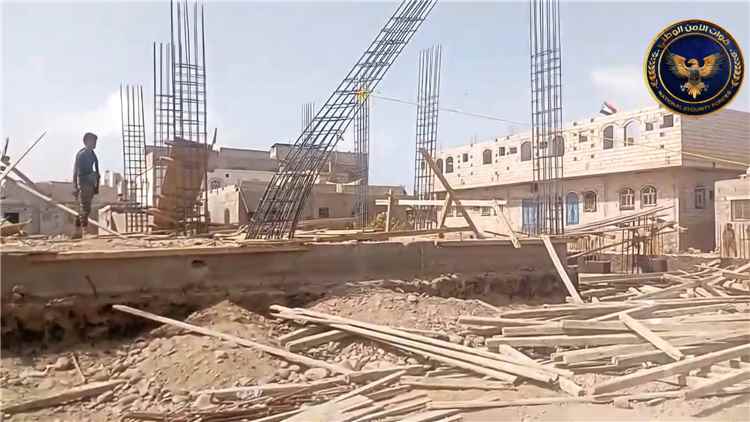 وحدة حماية الأراضي تزيل تعديات على أحواض المجاري بعدن