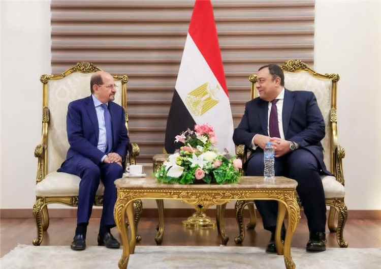 رئيس الوزراء وزير الخارجية يصل القاهرة للمشاركة في أعمال الدورة التاسعة للحوار الاستراتيجي اليمني-المصري