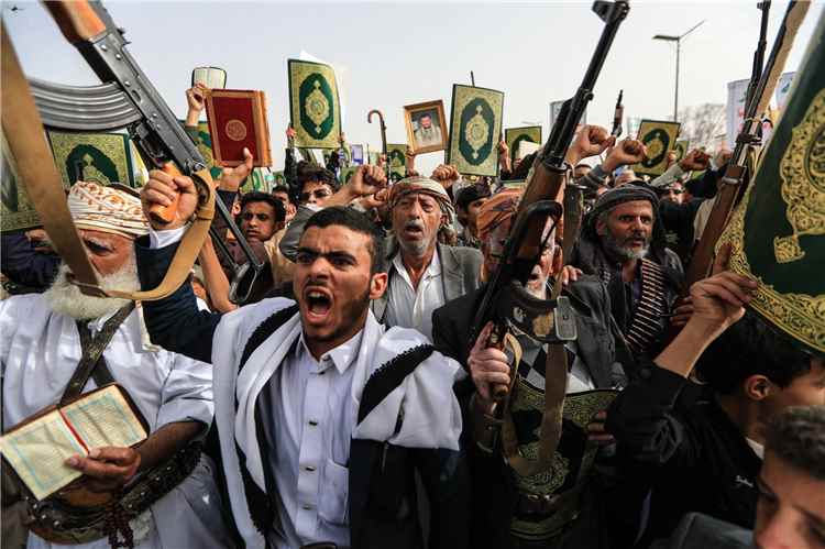 الحوثي يشرعن لجماعته التنكيل بموظفي المنظمات الدولية
