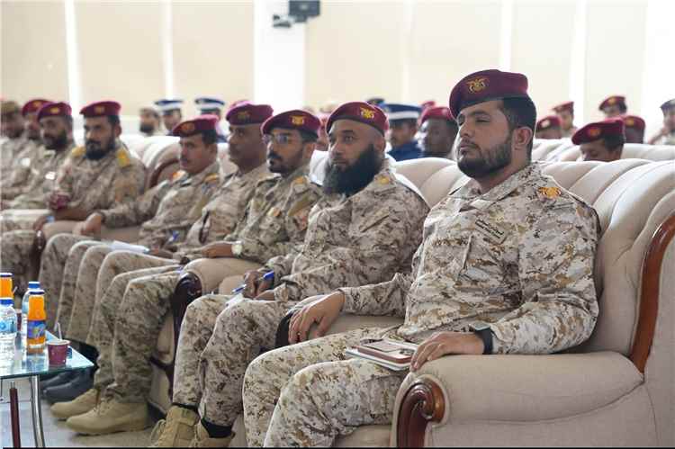 المركز الإعلامي بالمنطقة العسكرية الأولى ينظم محاضرة توعوية بعنوان “السلوك العسكري أثناء أداء الواجب”