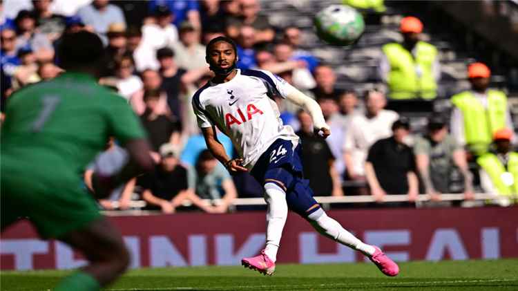 توتنهام ينجو من الهبوط وغوارديولا وصلاح يودّعان الدوري الممتاز