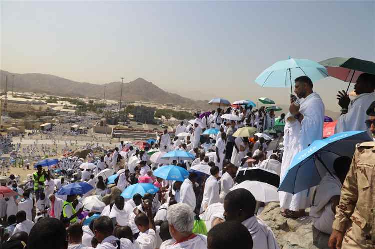 الحجاج يتوافدون إلى صعيد عرفات لأداء "الركن الأعظم"