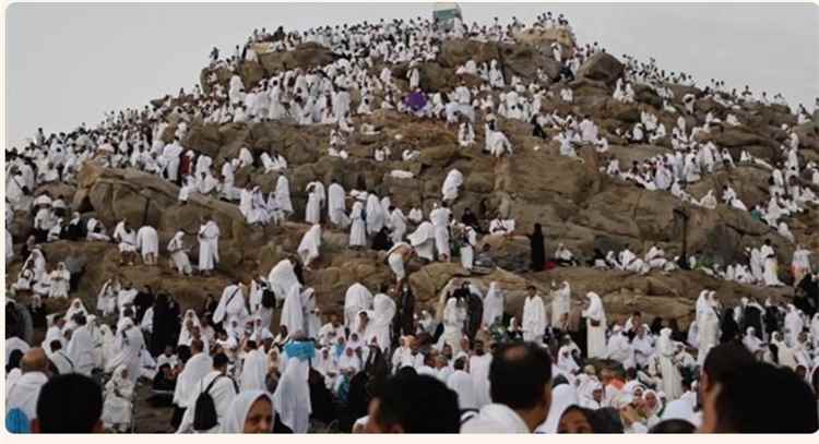 حجاج اليمن يقفون على صعيد عرفات لأداء ركن الحج الأعظم
