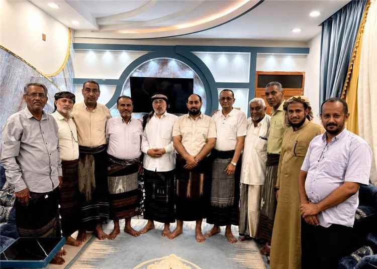 الشيخ عبدالرحمن شاهر يلتقي عددًا من القيادات الجنوبية لبحث تعزيز وحدة الصف الوطني