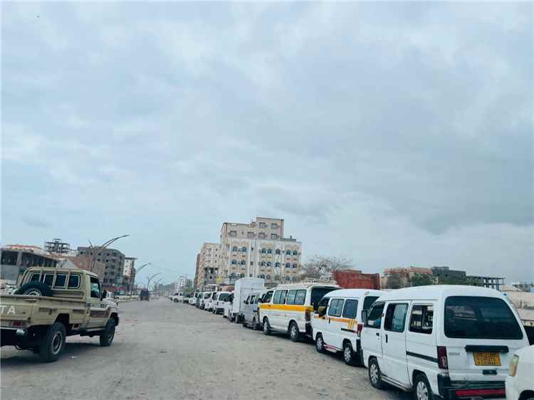 أزمة الغاز المنزلي تتفاقم في عدن.. طوابير طويلة وغضب شعبي ومطالبات بإقالة مدير الشركة