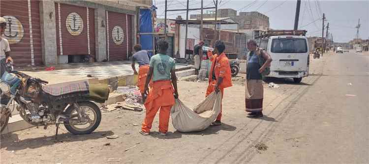 بتوجيهات المحافظ الرباش.. صندوق النظافة بأبين ينفذ حملات نظافة مكثفة في زنجبار وشقرة استعداداً لعيد الأضحى