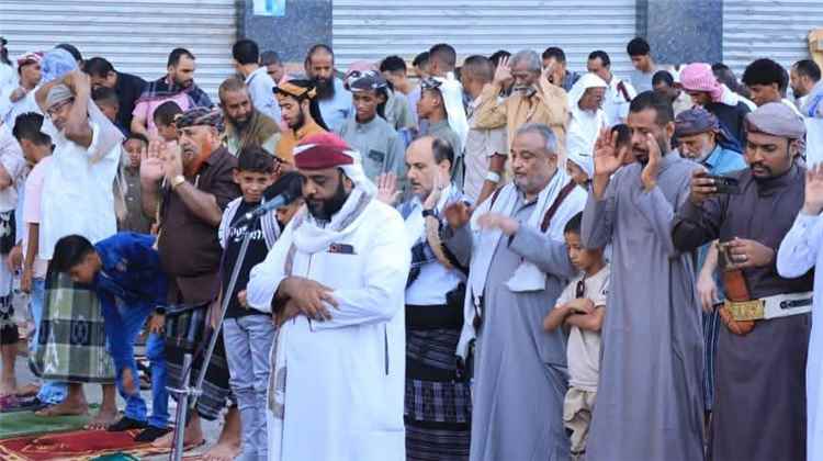 مدير عام دارسعد يؤدي صلاة عيد الأضحى المبارك مع جمع غفير من المواطنين وسط المدينة