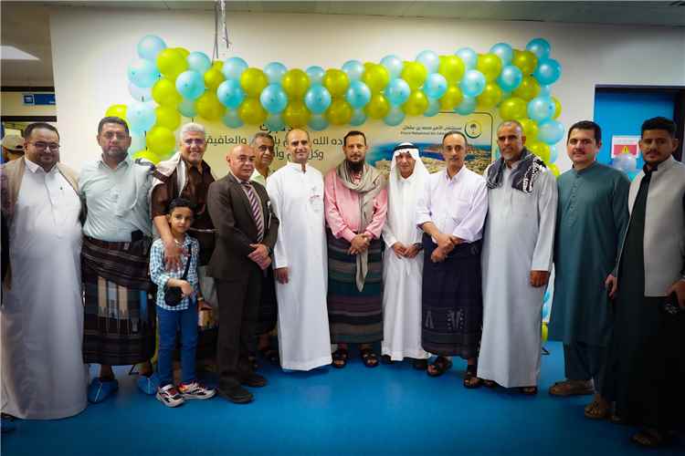 المحافظ شيخ يعايد المرضى في عدد من مستشفيات العاصمة عدن ويطمئن على أوضاعهم الصحية