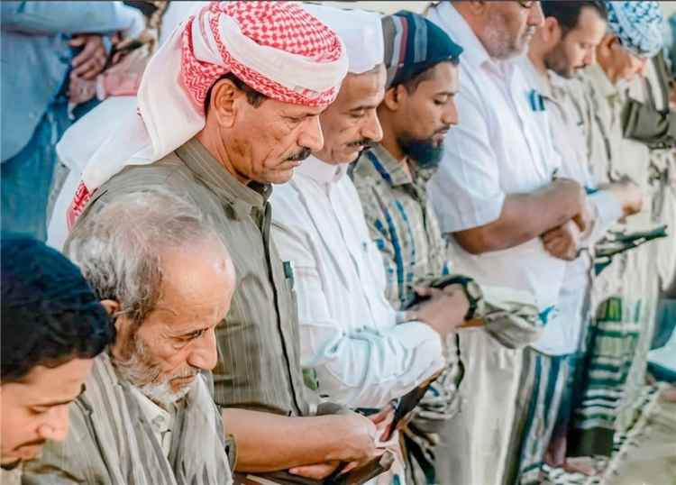 يتقدمهم المحافظ بن الوزير.. أبناء شبوة يحيون صلاة الغائب وفاءً لفقيد الوطن المشير الركن عبدربه منصور هادي.