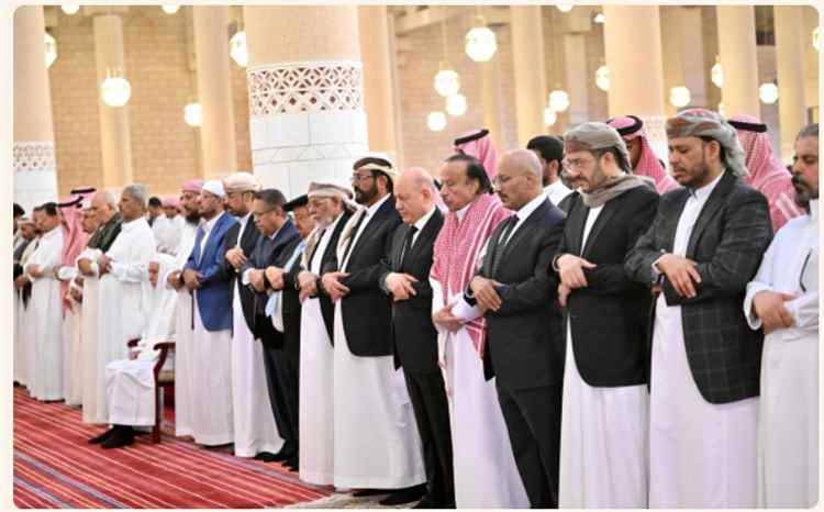 رئيس مجلس القيادة وعدد من اعضاء المجلس يتقدمون جموع المصلين والمشيعين لجثمان فقيد اليمن الكبير الرئيس السابق عبدربه منصور هادي