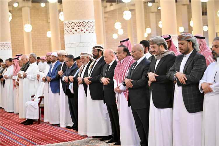 رئيس مجلس القيادة وعدد من  أعضاء المجلس يتقدمون جموع المصلين والمشيعين لجثمان فقيد اليمن الكبير الرئيس السابق عبدربه منصور هادي