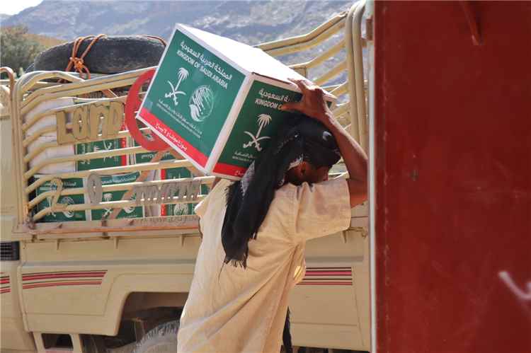 مركز الملك سلمان للإغاثة يوزّع (74) طنا من المواد الغذائية في مديرية المسيمير بمحافظة لحج