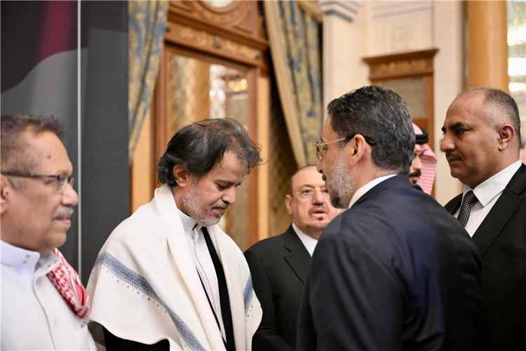 بن مبارك يقدّم واجب العزاء في وفاة الرئيس السابق عبدربه منصور هادي