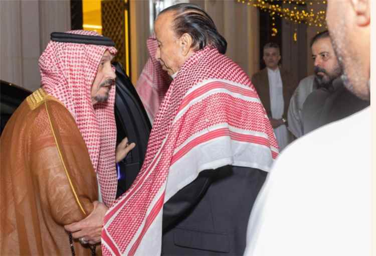 أمير الرياض ونائبه ينقلان تعازي القيادة السعودية في وفاة الرئيس السابق عبدربه منصور هادي