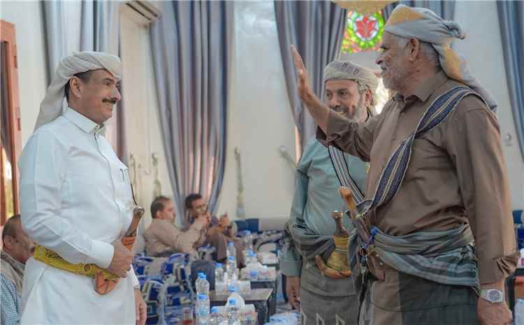 المحافظ بن الوزير يبشر بموعد بدء أعمال مشروع إنشاء محطة الكهرباء الغازية بالعقلة.