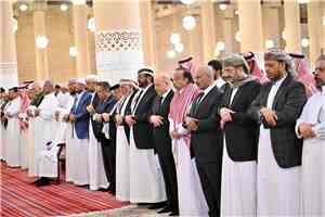 رئيس مجلس القيادة وعدد من  أعضاء المجلس يتقدمون جموع المصلين والمشيعين لجثمان فقيد اليمن الكبير الرئيس السابق عبدربه منصور هادي