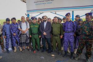 محافظ أبين أثناء تفقده النقاط الأمنية يشدد على الانضباط ويشيد بتفاعل الأجهزة الأمنية