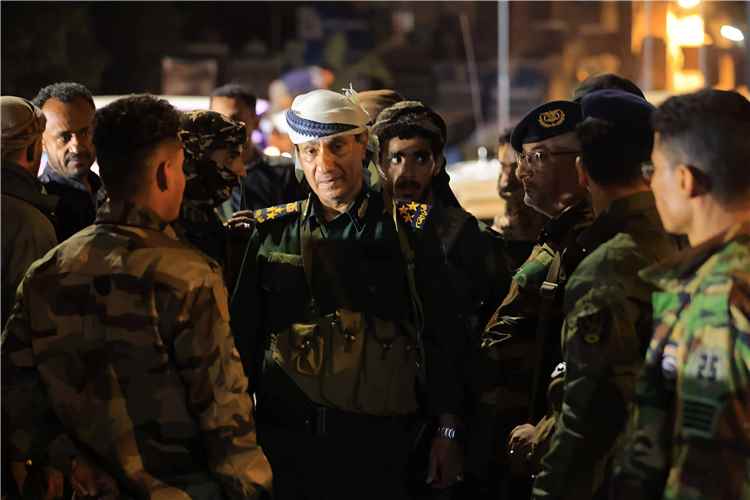 مدير عام شرطة تعز يتفقد النقاط الأمنية والأسواق خلال زيارة ليلية