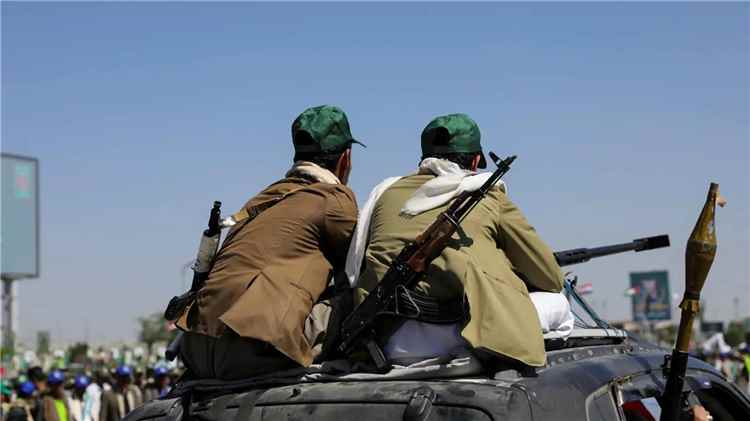 تعز "تحت النار".. الحوثيون يفجرون معركة الطرق والممرات والمرتفعات