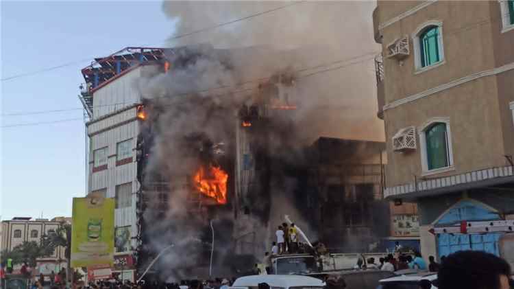 السيطرة على حريق هائل في «النخيل مول» بمدينة الكثيري في عدن دون خسائر بشرية