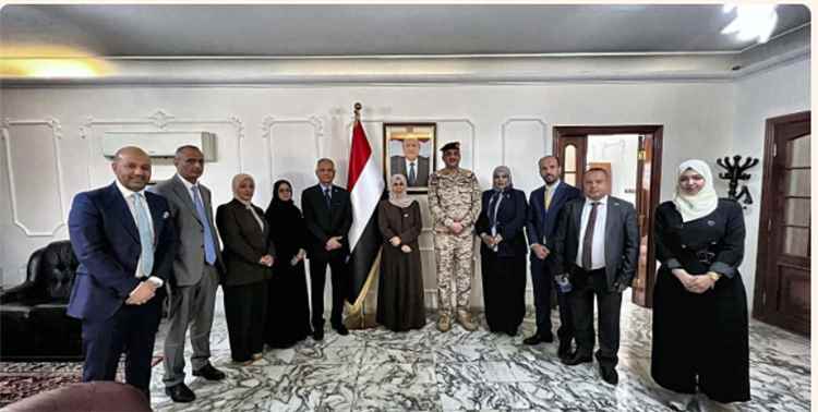 وزيرة الخارجية تطلع على سير العمل في السفارة اليمنية بالأردن