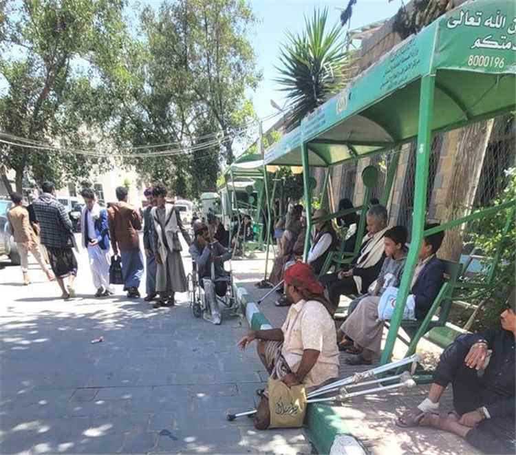 جرحى حوثيون يعودون من الجبهات إلى خانة الإهمال