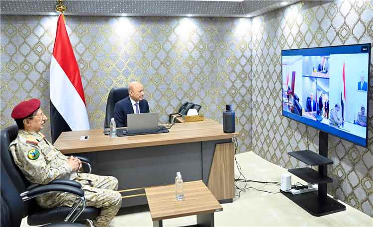 رئيس مجلس القيادة يتابع مستجدات عملية "فجر اليمن" ويشيد بانتصارات القوات المسلحة والإسناد الشامل من تحالف دعم الشرعية