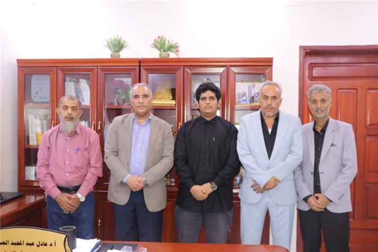 وزير التربية العبادي يستقبل الطالب الحائز على المركز الأول على محافظة عدن